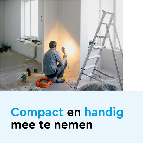 Man die een muur schildert met een oranje verlengsnoer en ladder ernaast. Tekst: Compact en handig mee te nemen.
