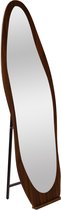 Zijaanzicht van de staande spiegel met bruin houten frame en zwart metalen standaard.