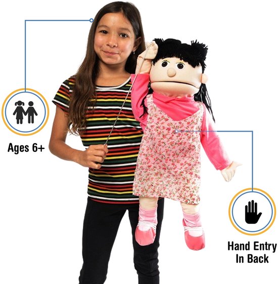 Meisje van 6+ met een handpop, die ze vasthoudt. De pop is 25" en heeft een roze outfit. Handinvoer aan de achterkant.