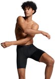 Man, van voren, draagt zwarte boxer briefs met Puma-logo op de tailleband. Hij beweegt zijn armen.