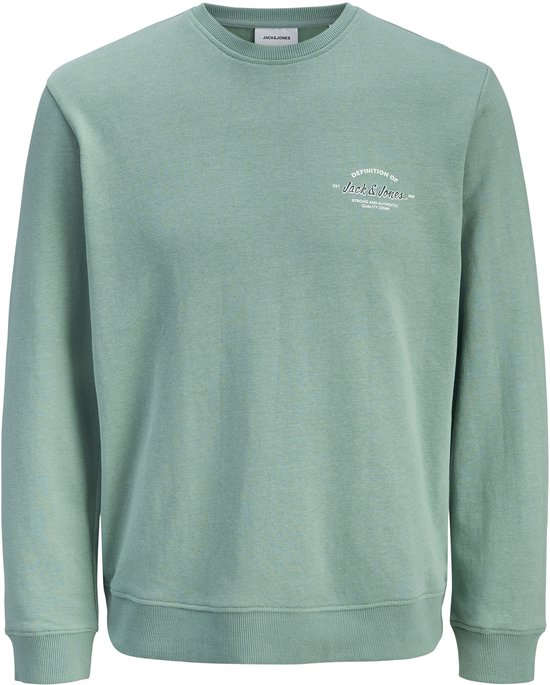 Lichtgroene Jack & Jones sweater met ronde hals en kleine witte opdruk op de borst.
