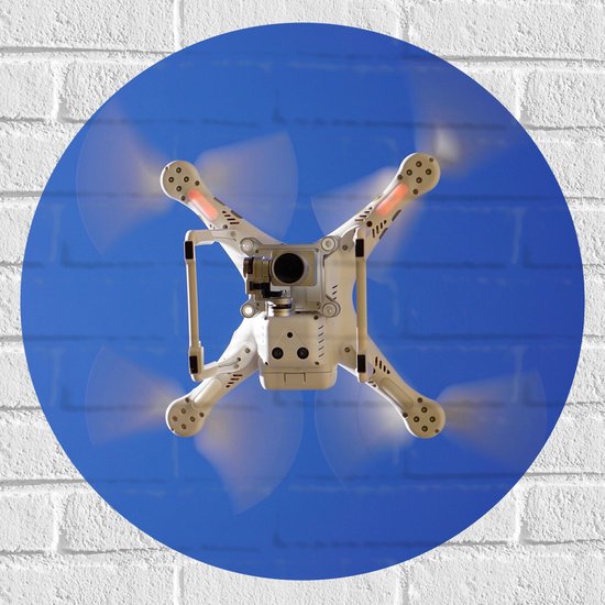 Muursticker Cirkel - Onderaanzicht van Vliegende Drone onder Blauwe Lucht - 60x60 cm Foto op Muursticker
