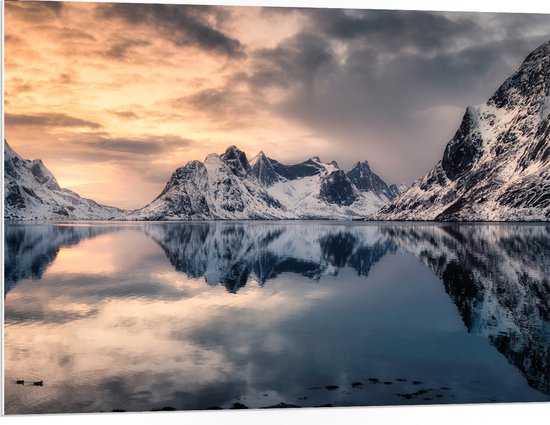 PVC Schuimplaat - Oranje Kleurige Lucht boven IJsbergen bij het Water - 100x75 cm Foto op PVC Schuimplaat (Met Ophangsysteem)