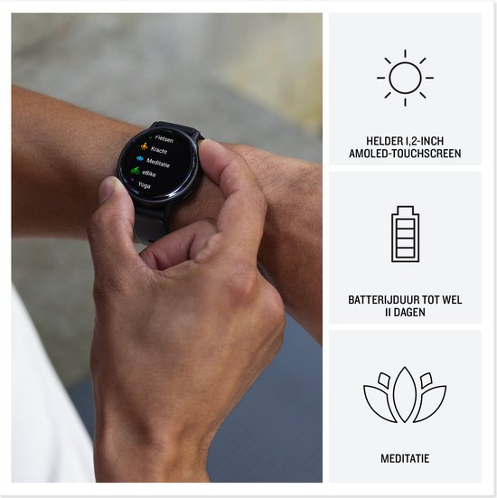 Hand die een zwart Garmin Vivoactive 5 horloge met sportmenu bedient. Iconen voor zon, batterij en lotus.
