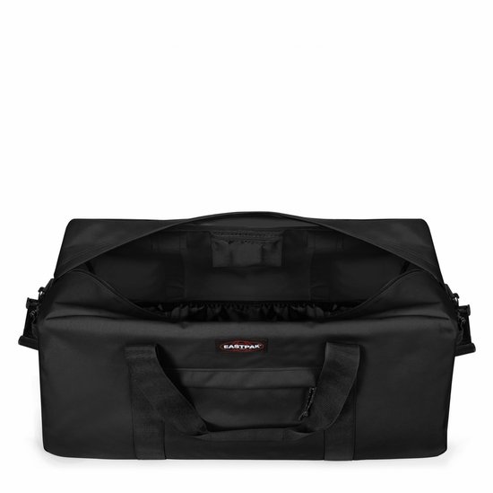 Zwarte Eastpak Terminal reistas in open positie, met een opvallend Eastpak-logo aan de voorzijde.