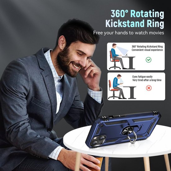 Homme en costume regarde un téléphone avec une coque bleue munie d'un support anneau, avec des explications sur son utilisation.