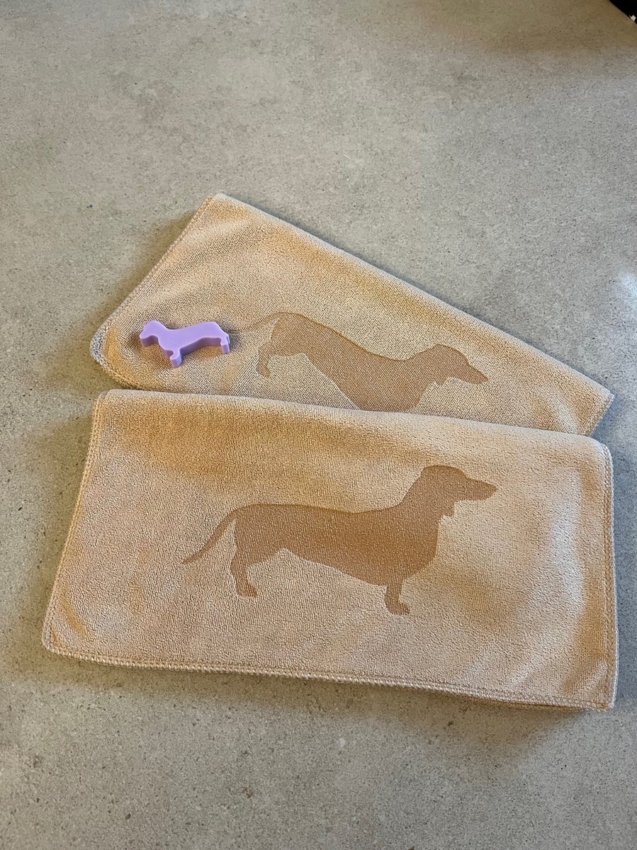 Teckel - set handdoeken inclusief zeep - 2 gastenhanddoeken - 35x75 cm - beige - microvezel - hond - toilet handdoek - ultra absorberend - superzacht - 1 teckelzeepje