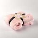 Een roze, opgerolde hoodie deken met een label waarop een afbeelding van het product staat.