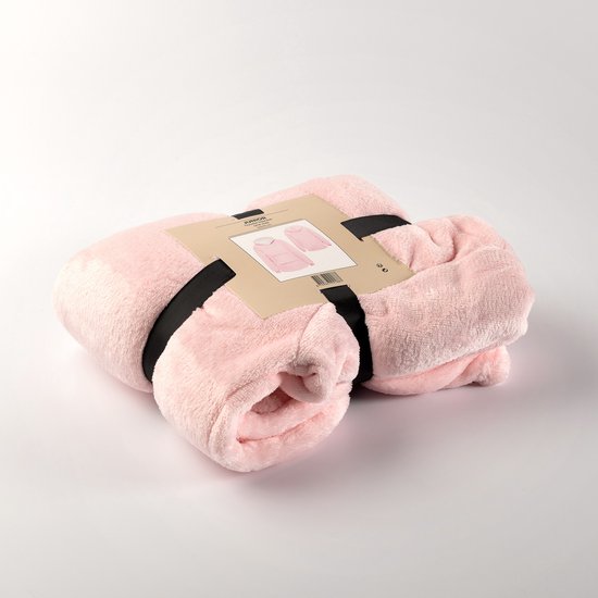 Een roze, opgerolde hoodie deken met een label waarop een afbeelding van het product staat.