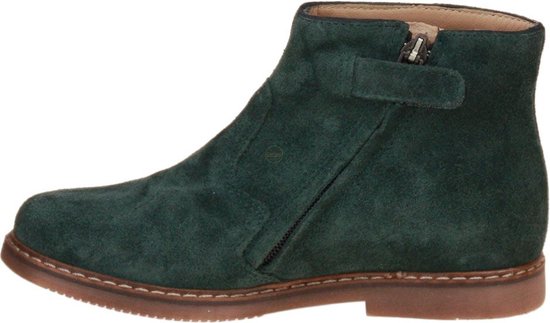 Groene suède enkellaars met ritssluiting aan de zijkant en een klittenbandsluiting bij de enkel.