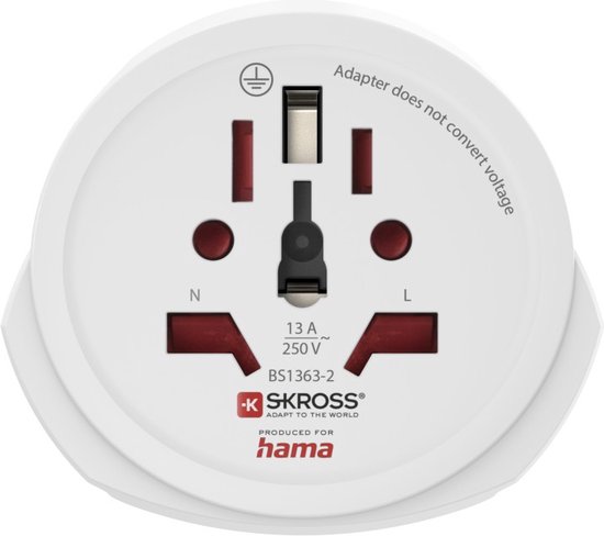 Witte wereldstekker met diverse ingangen en rode accenten. "SKROSS ADAPT TO THE WORLD" en "hama" logo. Tekst: "Adapter does not convert voltage".