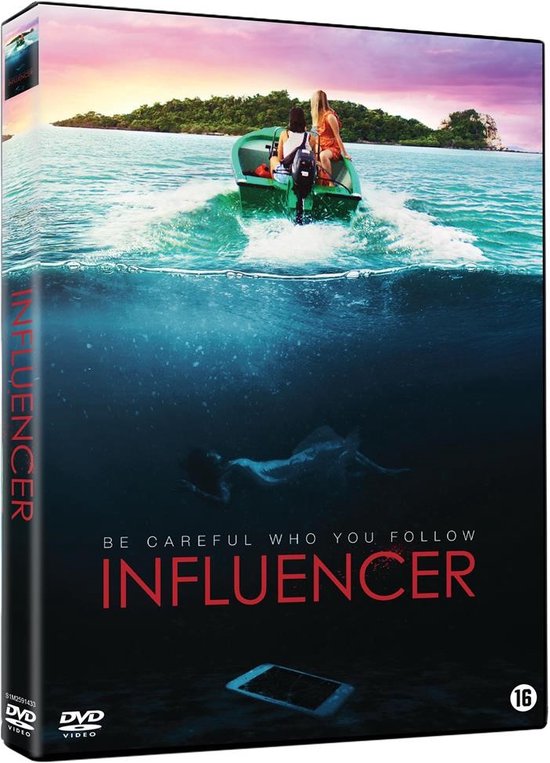 DVD-hoes van 'Influencer'. Twee vrouwen in een boot varen naar een eiland. Onder water ligt een vrouw en een telefoon.