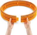 Twee handen houden een groot, rond, oranje magazijn vast, vol met blauwe en oranje pijltjes.