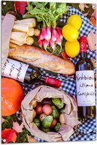 Tuinposter – Picknicken - Kleed - Wijn - Drank - Bladeren - Groentje - Brood - Fruit - Wijnflessen - 70x105 cm Foto op Tuinposter (wanddecoratie voor buiten en binnen)