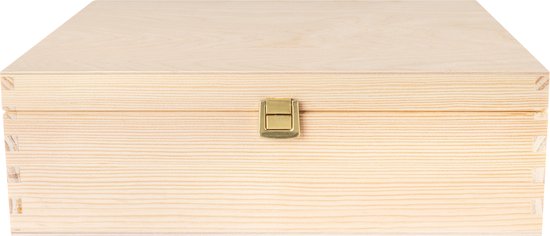 Een gesloten houten kist met een gouden sluiting, getoond op een witte achtergrond.
