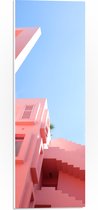 PVC Schuimplaat- Onderaanzicht van Compleet Roze Gebouw - 20x60 cm Foto op PVC Schuimplaat