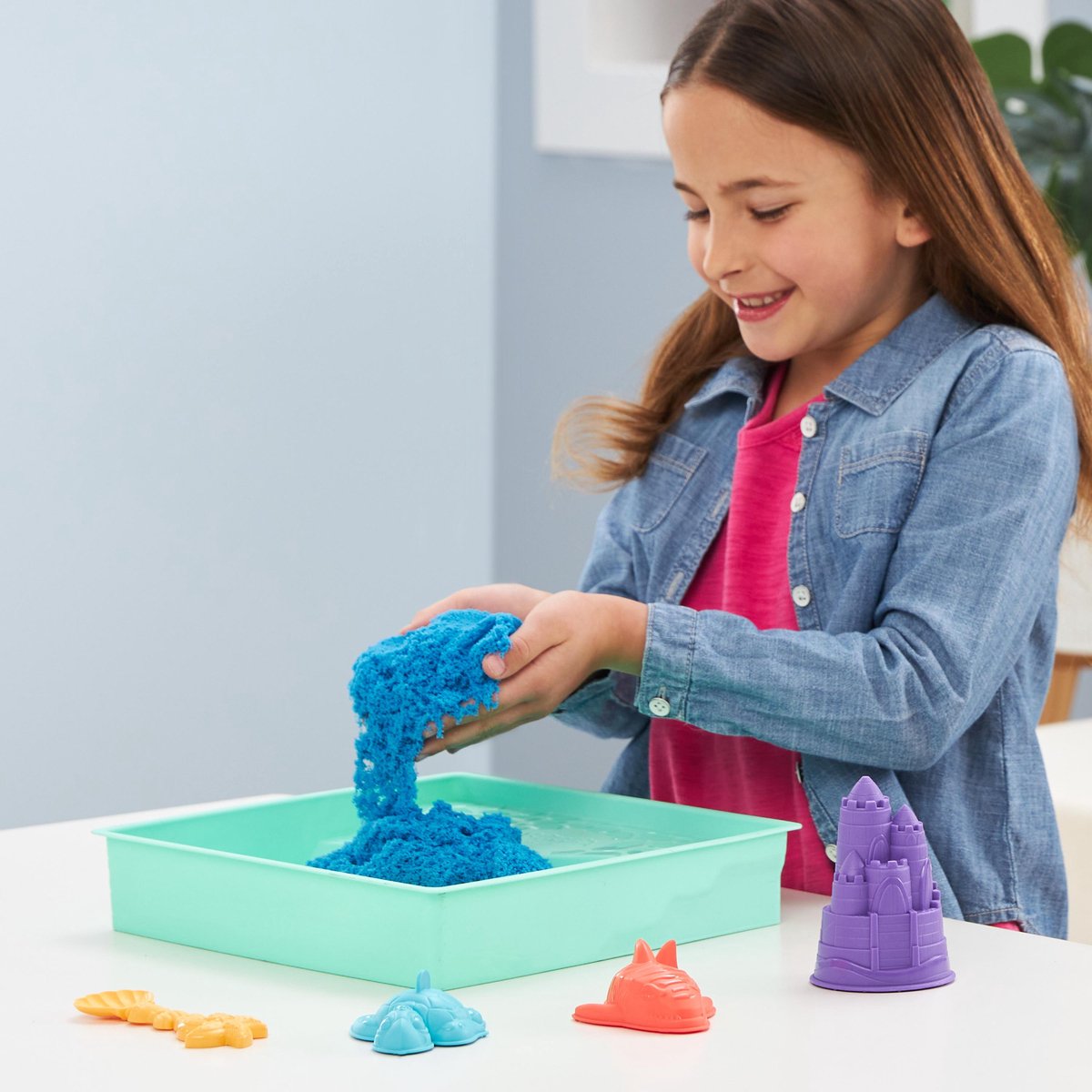 Kinetic Sand - Zandbak-set met 454 g blauw origineel Kinetic Sand - opbergzandbak 4 vormen en gereedschap - Sensorisch speelgoed — afbeelding 4