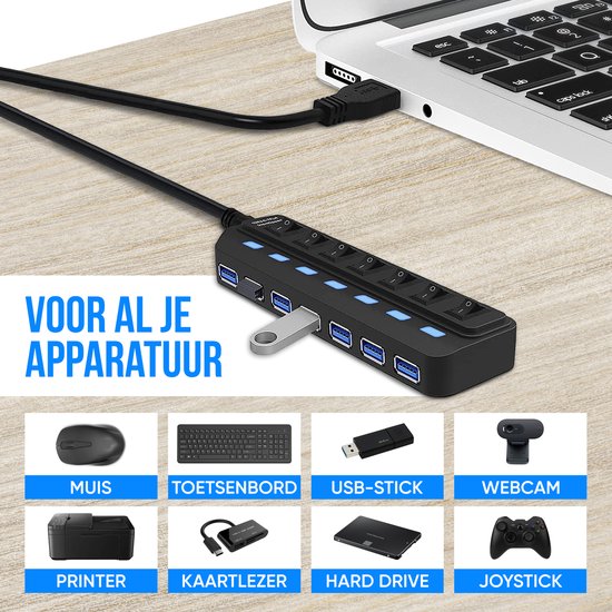 Hub USB 3.0 noir à 7 ports, connecté à un ordinateur portable. Affiche une souris, un clavier, une clé USB, une webcam, une imprimante, un lecteur de carte, un disque dur et un joystick.