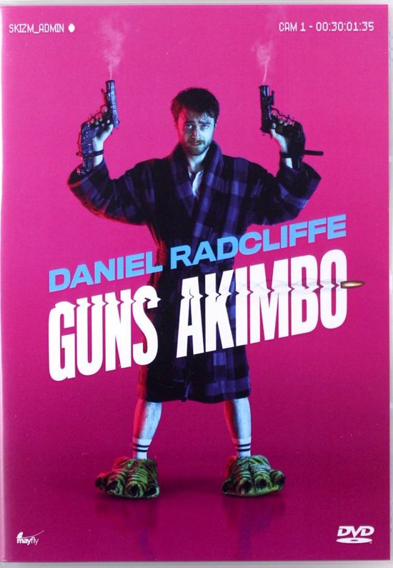Daniel Radcliffe in een badjas met twee pistolen, met de tekst 'Guns Akimbo'.