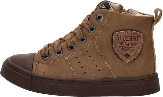 Bruine leren hoge sneaker met veter- en ritssluiting, en een embleem met 'Shoesme Vintage'.