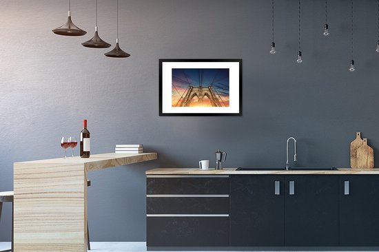 Photo en cadre - Le Bridge de Brooklyn avec un ciel coloré en Amérique cadre photo noir avec passe-partout blanc 60x40 cm - Affiche sous cadre (Décoration murale salon / chambre)