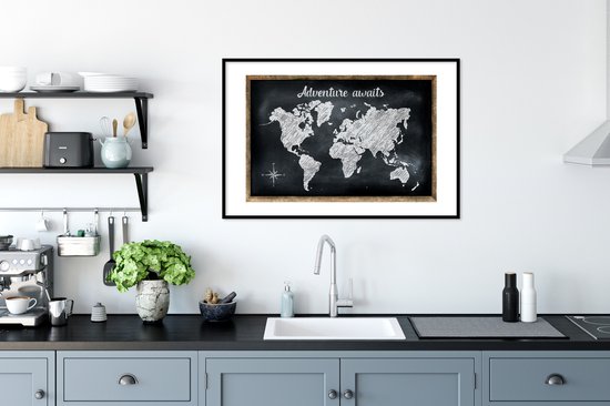 Carte du monde Witte avec des rayures sur un tableau noir et la citation Aventure vous attend 90x60 cm