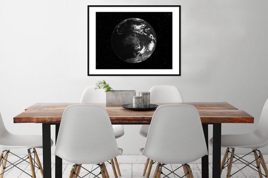 Photo encadrée - Vue satellite de la terre en cadre photo noir et blanc noir avec passe partout blanc 60x80 80x60 cm - Affiche encadrée (Décoration murale salon / chambre)