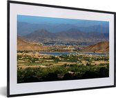 Photo en cadre - Vue de Kaboul entre les montagnes cadre photo noir avec passe-partout blanc 60x40 cm - Affiche sous cadre (Décoration murale salon / chambre)