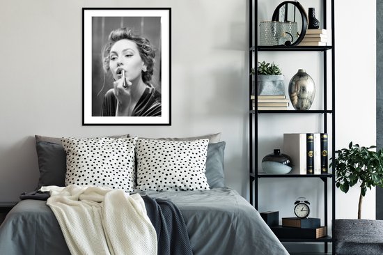 Fotolijst inclusief poster 60x80 cm - Vrouw portret make up - Foto in lijst zwart wit - Muurdecoratie slaapkamer vintage - Houten lijsten fotohouder - Posters in kaders - Wissellijst bed decoratie - Fotokaders - Photo frame