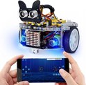 Een kat-achtige robot met een smartphone die bedieningselementen toont in de buurt, met een LED-dotmatrix display en blauwe onderverlichting.