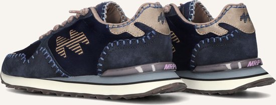 Arrière de baskets bleu marine avec lacets beiges, détails logo et coutures apparentes. La semelle comporte un logo MRP.