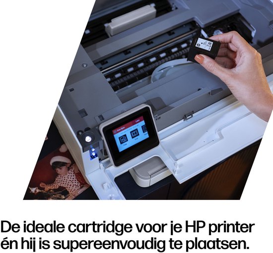 Hand plaatst HP inktcartridge in printer.