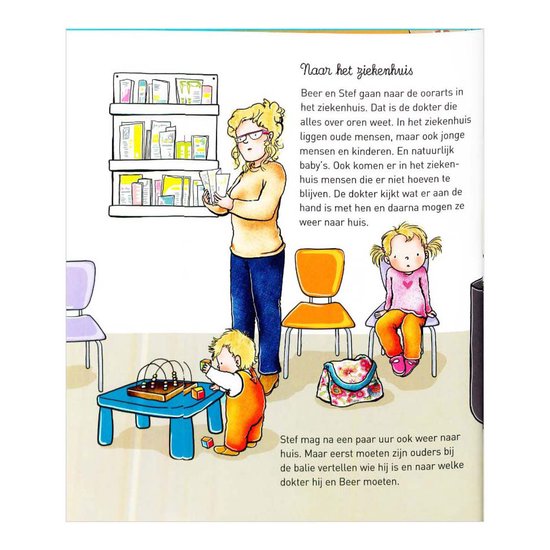 Illustratie uit 'Naar het ziekenhuis': Een kind wacht bij de dokter met een baby, terwijl een ander kind speelt.