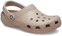 Lichtbruine Crocs instapper met draagband aan de achterkant. Zijkanten en bovenkant zijn geperforeerd.