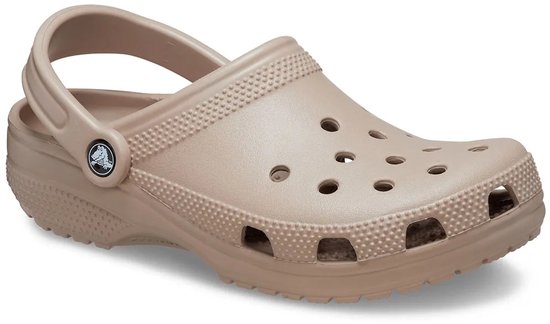 Lichtbruine Crocs instapper met draagband aan de achterkant. Zijkanten en bovenkant zijn geperforeerd.