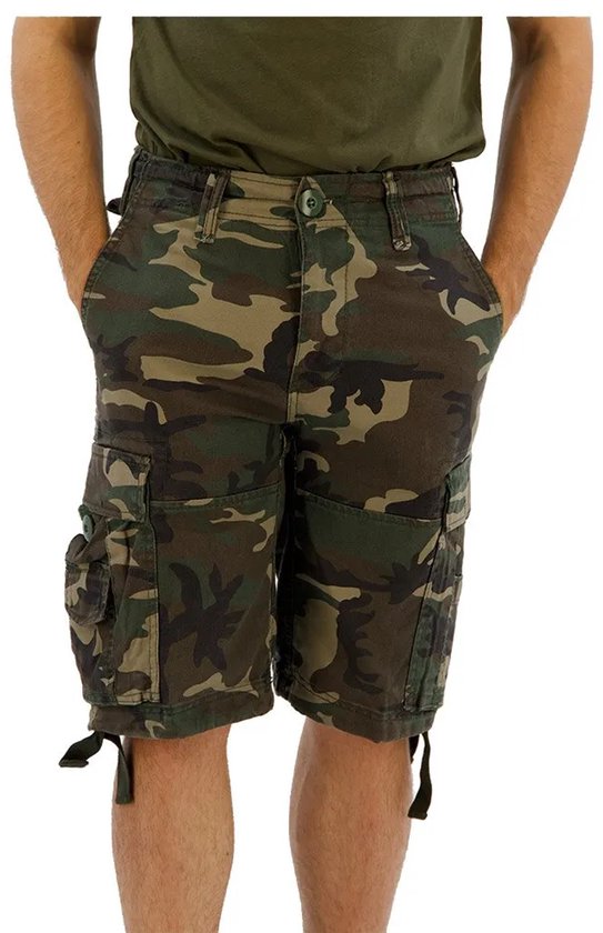 Man met camouflage cargo shorts, zichtbaar van voren. De shorts hebben meerdere zakken en koordjes bij de broekspijpen.