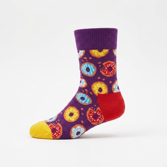 Paarse sokken met donuts in diverse kleuren en een rode hak. Gele teen.