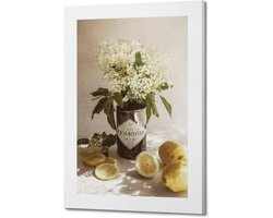 Een boeiende poster met een Hendricks Gin fles gevuld met vlierbloesem, omgeven door verse citroenen en citroenschijfjes poster decoratief schilderij canvas muur posters en kunst foto print moderne F