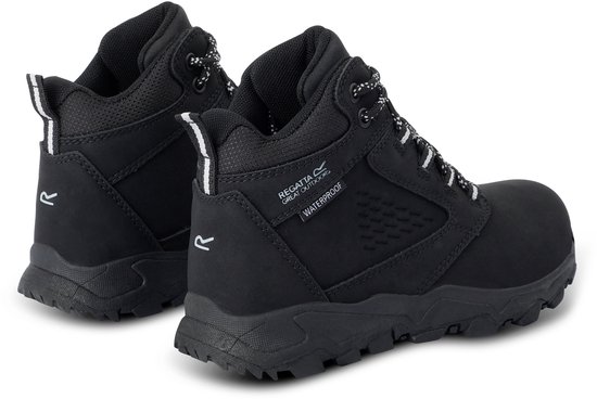 Twee zwarte wandelschoenen van achteren, met gestreepte lipjes en 'R'-logo.