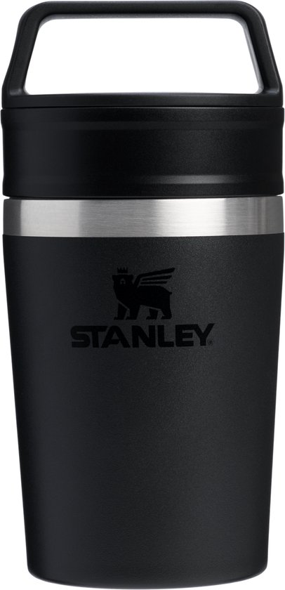 Zwarte Stanley mok met een zilveren band en een handvat bovenop.
