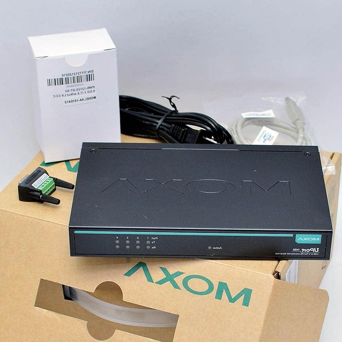 USB-naar-Serieel Hub - RS232 Converter - Apparaten Verbinden - Vier Poorten - 20 x 12.5 cm - Zwart
