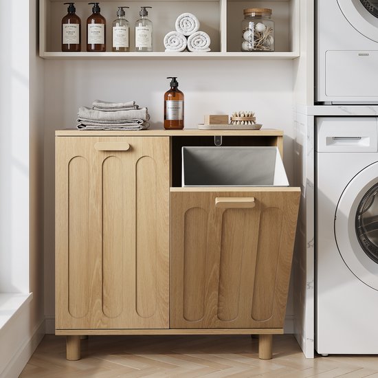 Eikenhouten wasmandkast met twee deuren, met een open compartiment voor een grijze wasmand.