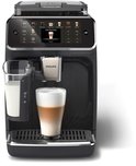 Zwarte Philips 5500 Series volautomatische espressomachine met LatteGo die een latte macchiato aan het maken is.