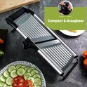 Mandoline met gesneden courgette en tomaat op een schotel.