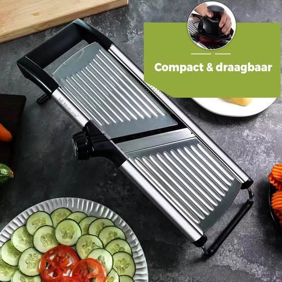 Mandoline met gesneden courgette en tomaat op een schotel.