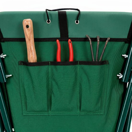 Achterkant van de groene opvouwbare kruiwagen met opbergvak voor tuingereedschap.
