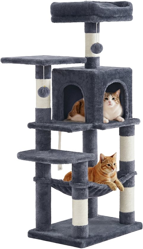 Grijze krabpaal met twee katten: een witte en roodbruine kat in de grot, oranje kat in de hangmat.