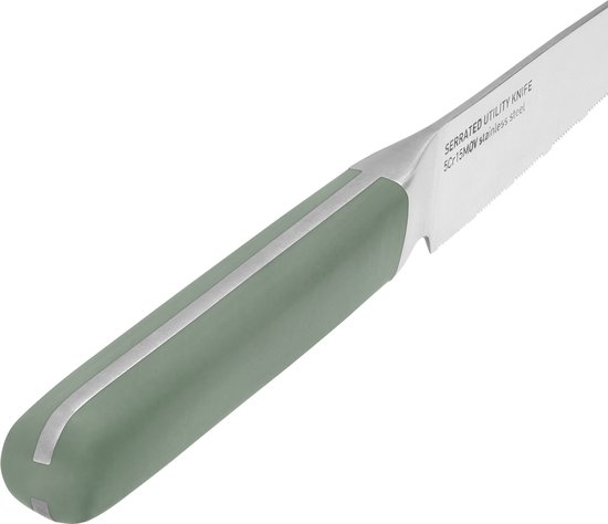Close-up van het khaki handvat en het zilverkleurige, gekartelde lemmet van een utility knife.