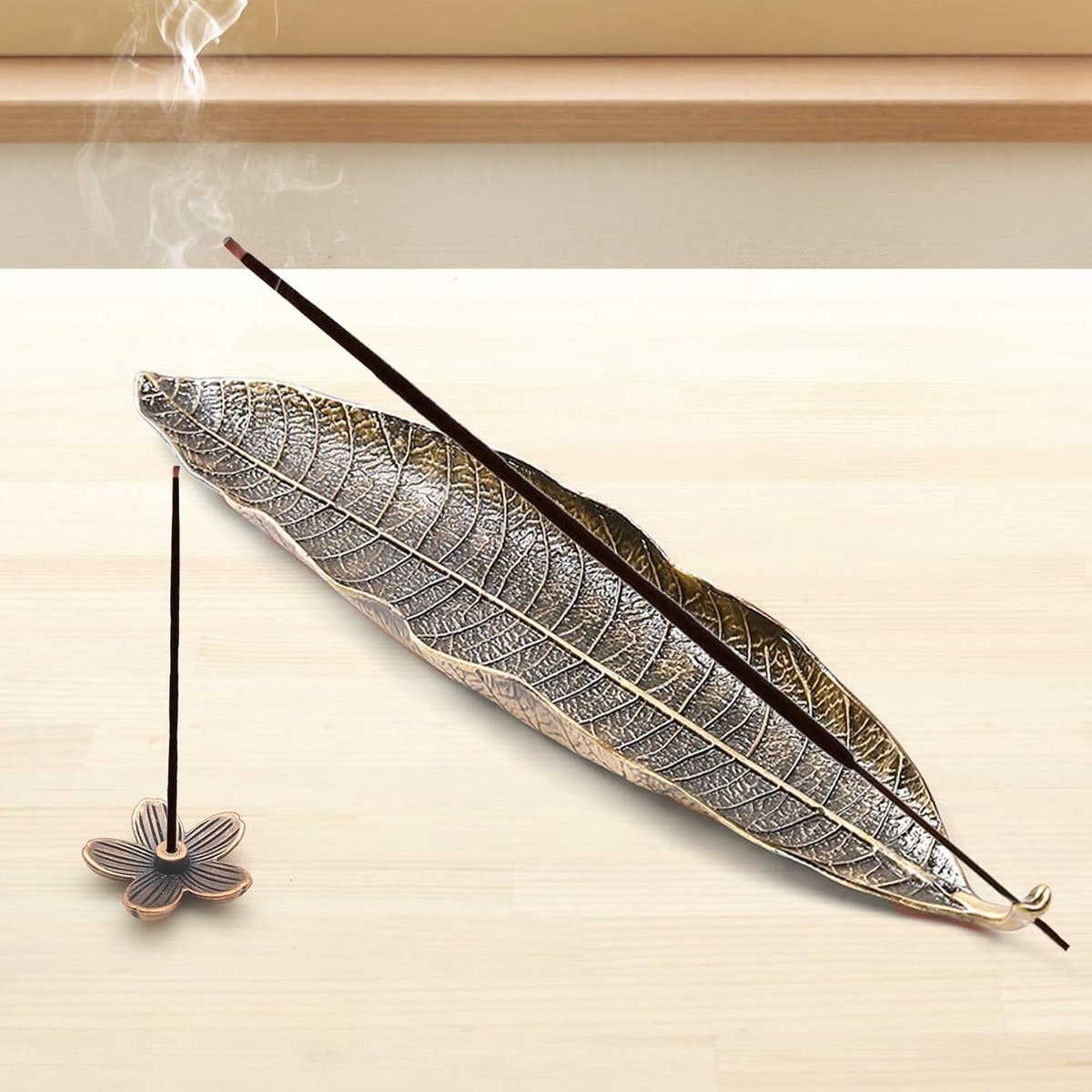 Klein Incense Stick Houder en Asopvang voor Aromatische Sticks met Bloemige Schotel - 8,6 inch (Brons)