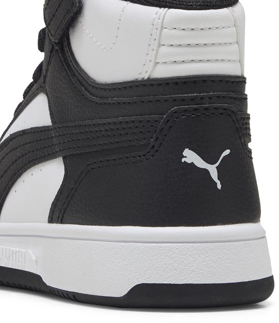 Detail van de zwarte en witte Puma Rebound Slam Mid AC PS sneaker met Puma-logo op de hiel.